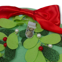 Load image into Gallery viewer, Twinkle Mistletoe Beret