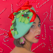 Load image into Gallery viewer, Twinkle Mistletoe Beret