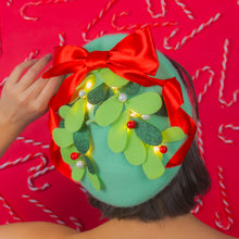 Load image into Gallery viewer, Twinkle Mistletoe Beret