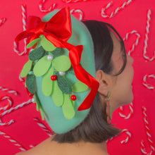 Load image into Gallery viewer, Twinkle Mistletoe Beret